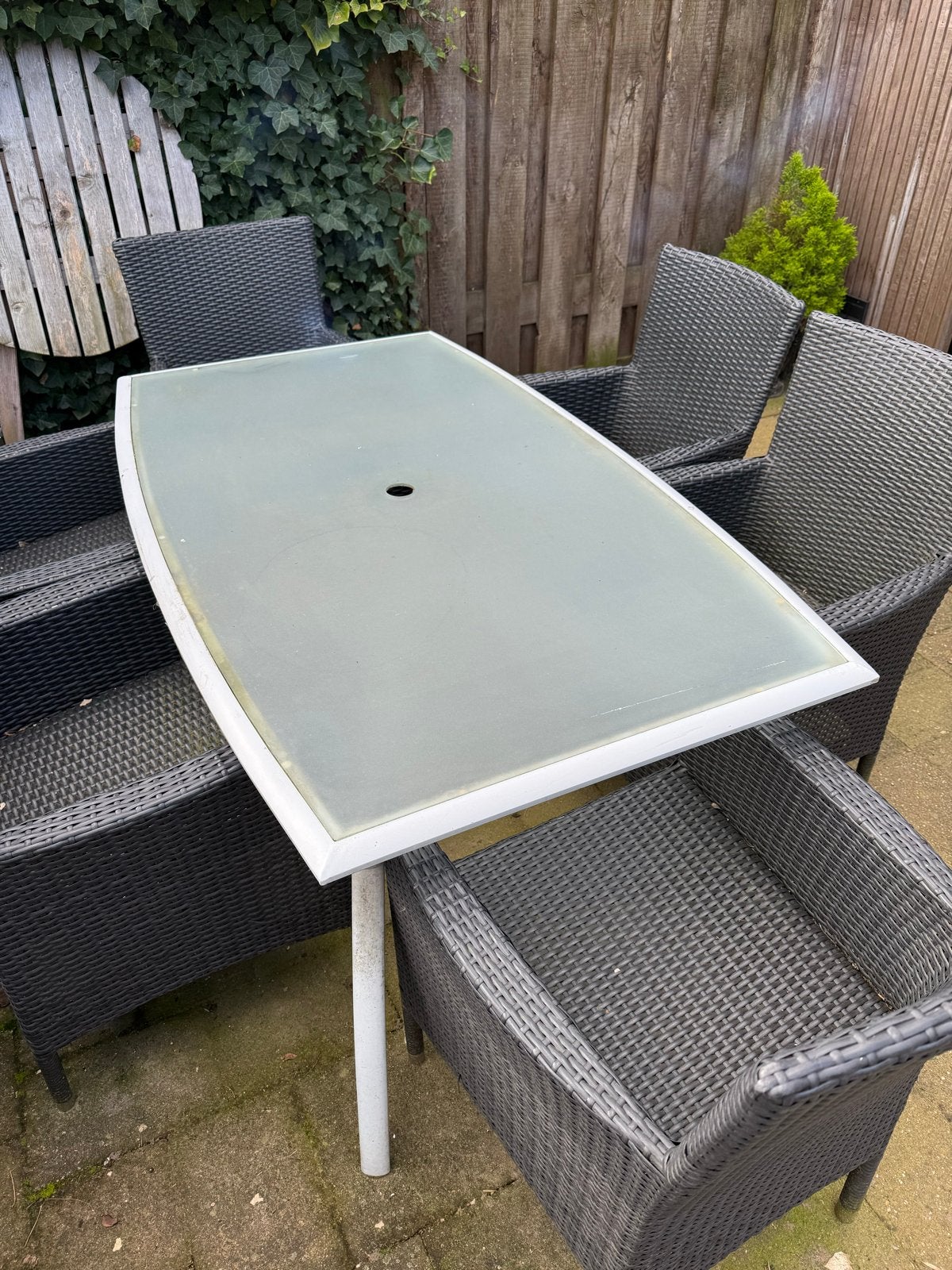 Nette tuintafel met parasolgat en afneembaar glas, Tuin en Terras, Tuintafels, Ophalen, Gebruikt, Rechthoekig, Metaal