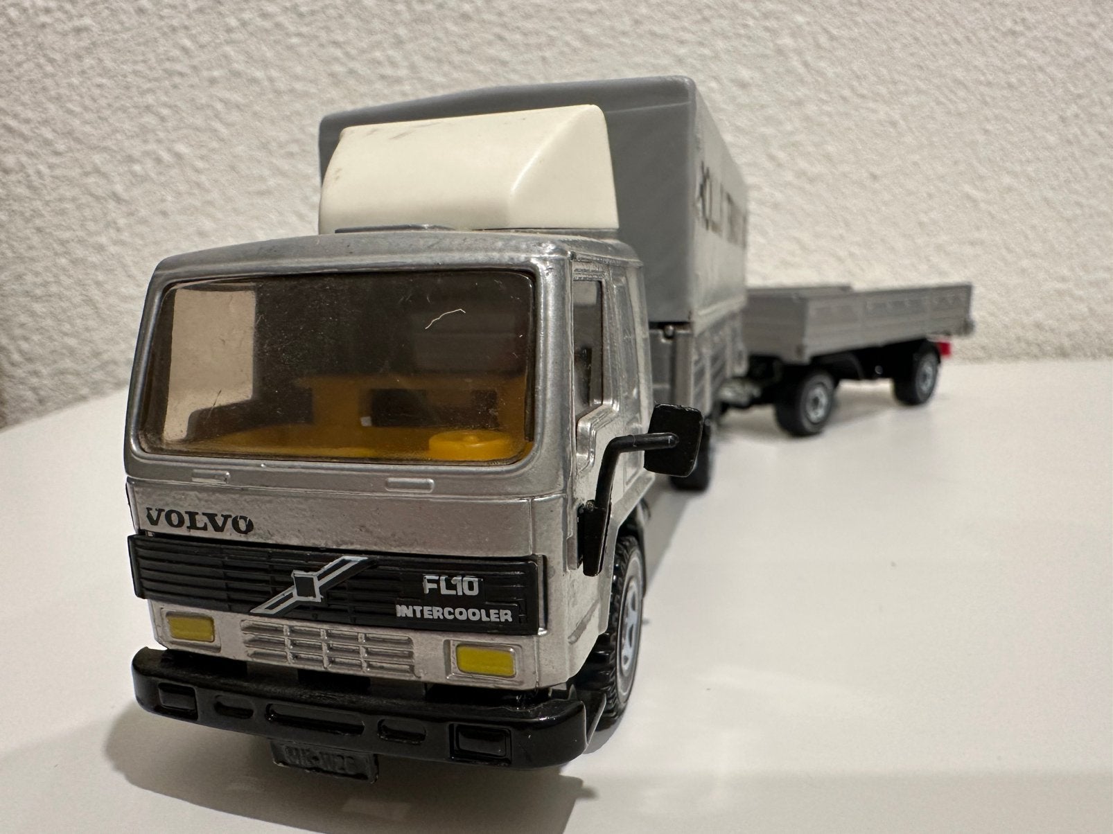 Siku 3115 zilverkleurige volvo FL10 hollis transport 1986, Ophalen of Verzenden, Gebruikt, Bus of Vrachtwagen
