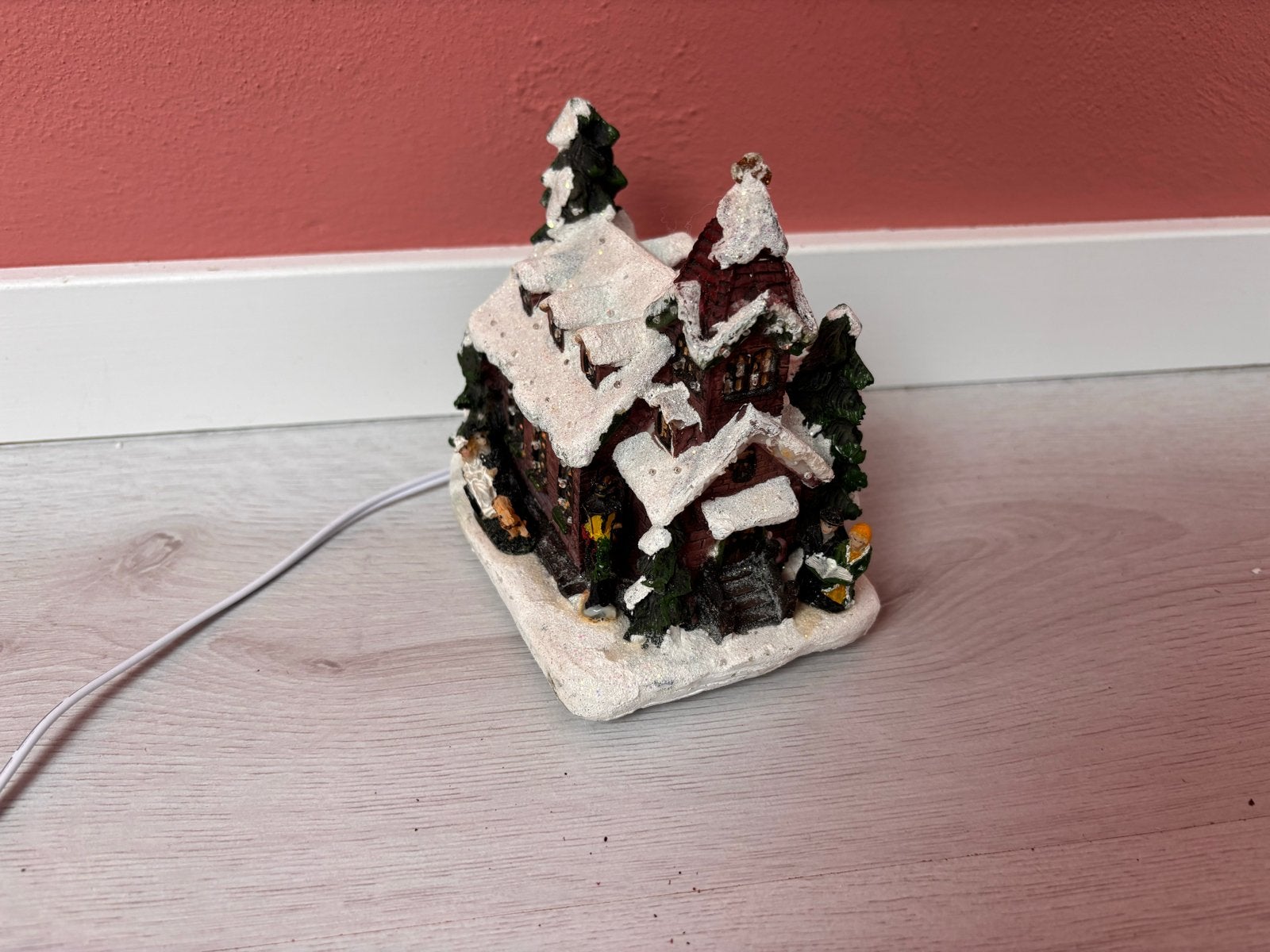 Kersthuisje kerk met kleuren verlichting – kerstdecoratie, Diversen, Ophalen of Verzenden, Gebruikt