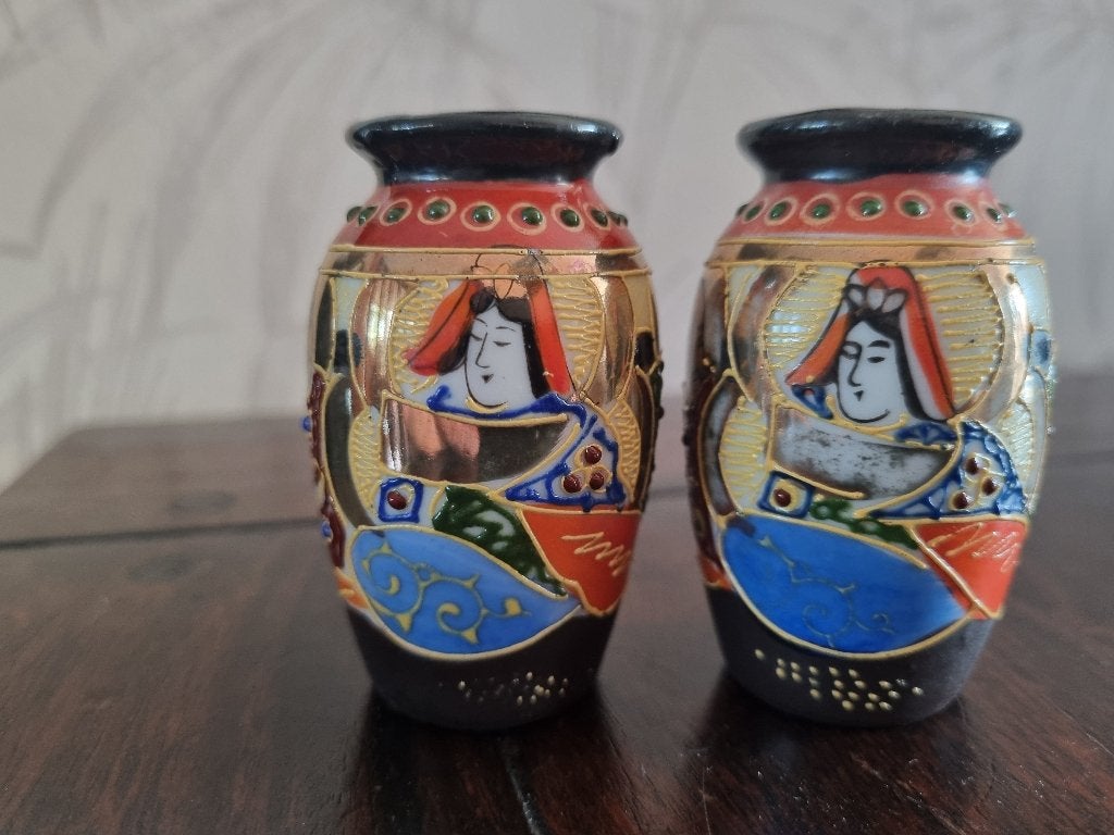 Japans Porseleinen Moriage Satsuma Vaasjes., Antiek en Kunst, Japan, Ophalen of Verzenden, Vaas, Gemerkt