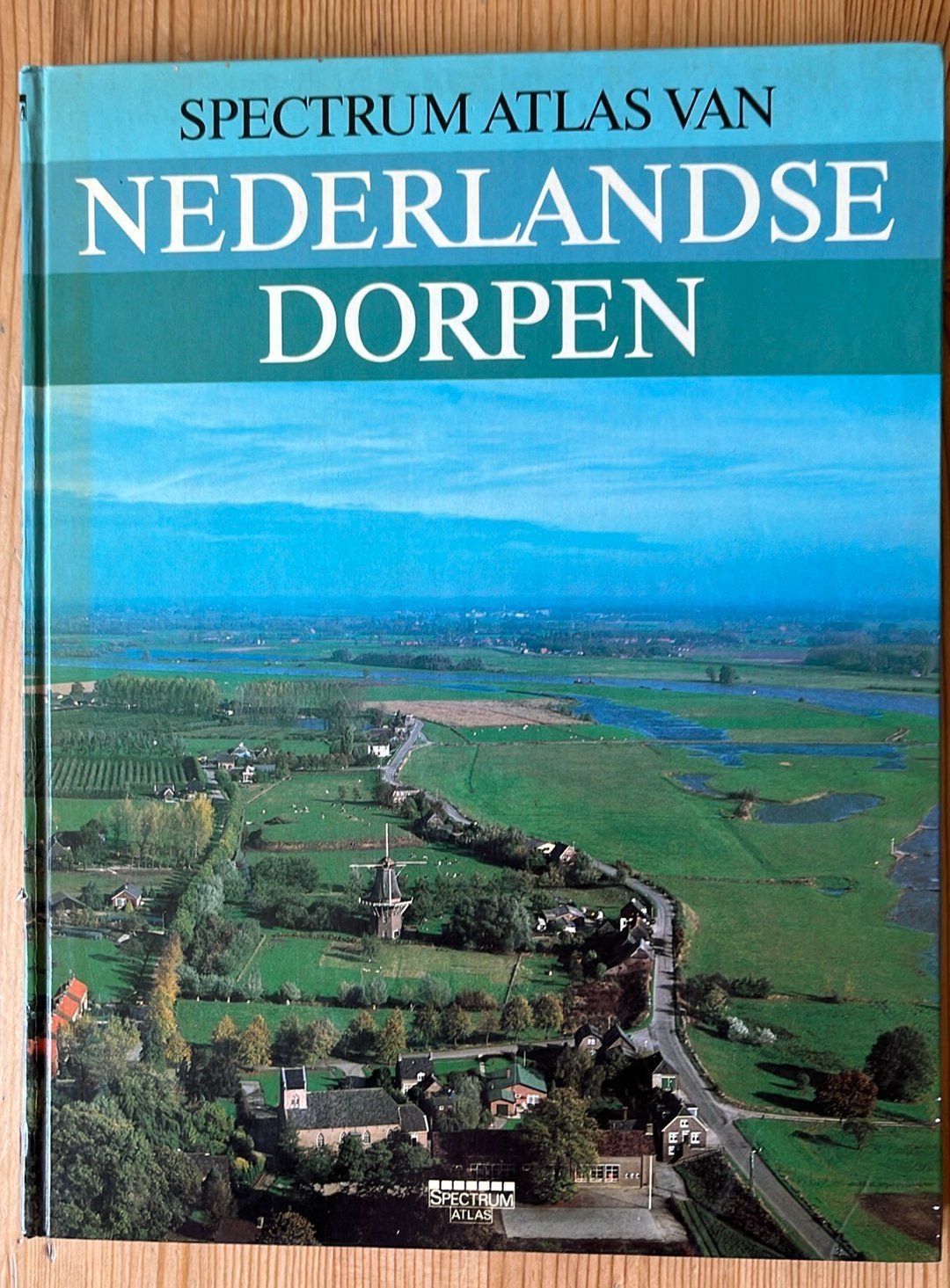 Spectrum Atlas van Nederlandse Dorpen, Boeken, Atlassen en Landkaarten, Ophalen, Overige atlassen, Zo goed als nieuw, 1800 tot 2000