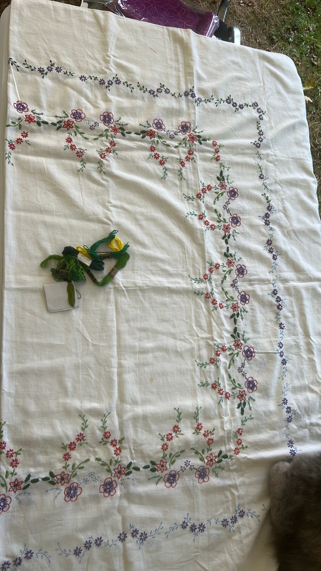 Tafelkleed borduren met vlekjes bijna af, Ophalen of Verzenden, Zo goed als nieuw, Patroon