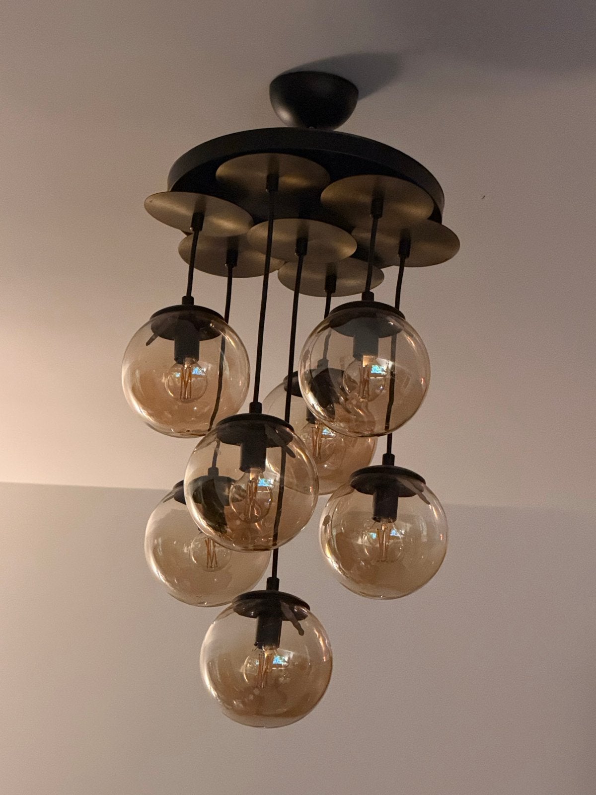 Moderne hanglamp met 7 amberkleurige glazen bollen, Ophalen, Zo goed als nieuw, Glas, E27 (groot)