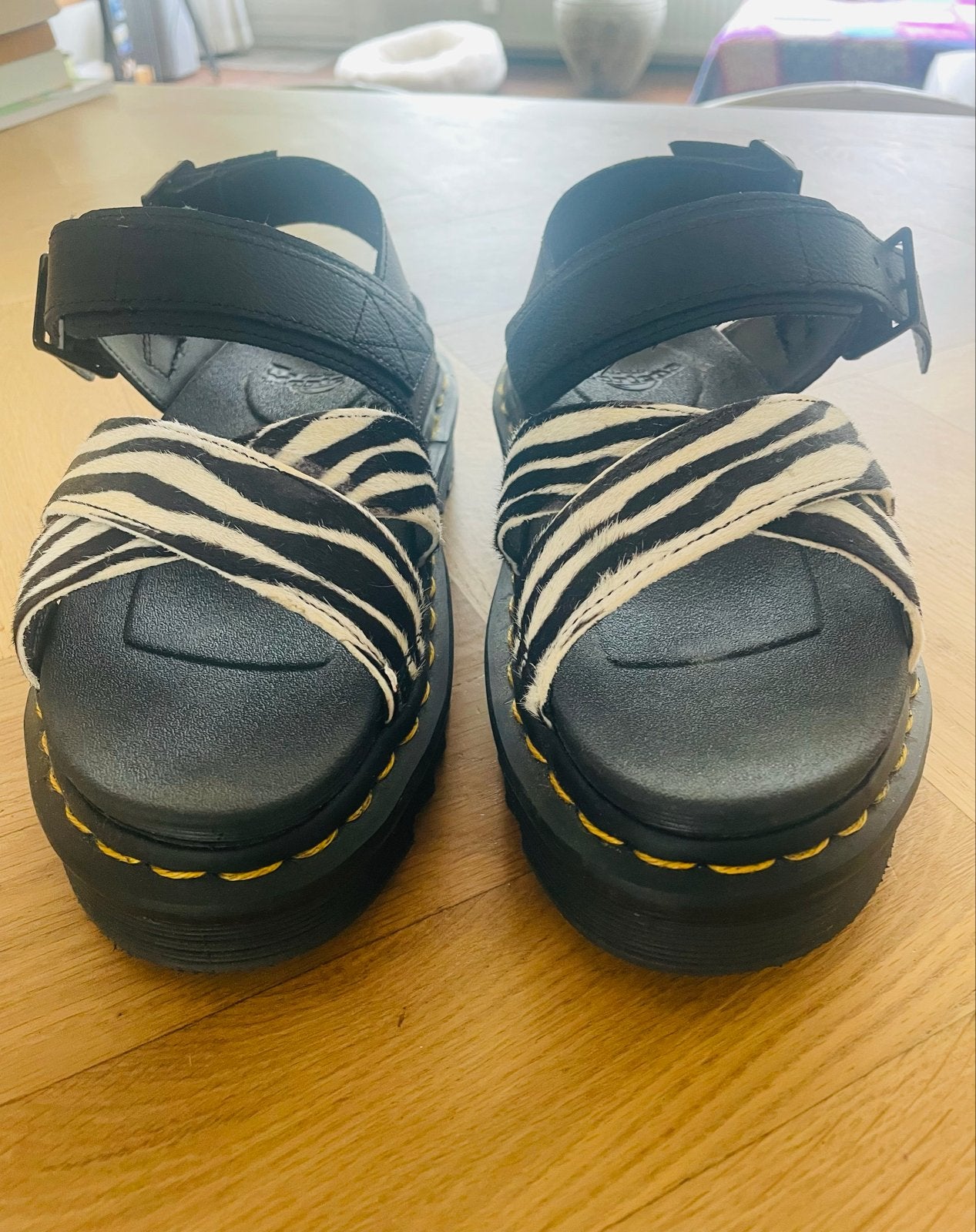 Dr. Martens Voss II Zebra Sandalen Maat 38 Nieuw!, Kleding | Dames, Ophalen, Zo goed als nieuw, Zwart, Sandalen of Muiltjes
