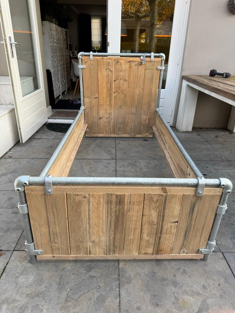 Steigerhouten jongensbed met metalen buizen 1.90m, Ophalen, Zo goed als nieuw, Hout, Overige typen