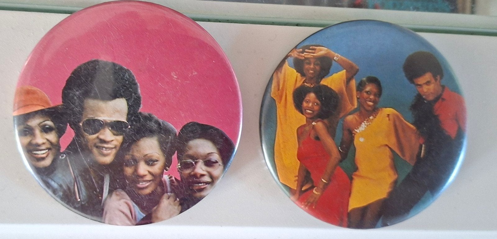2 Boney M Buttons ( Vintage) 5 cm doorsnee, Verzamelen, Ophalen of Verzenden