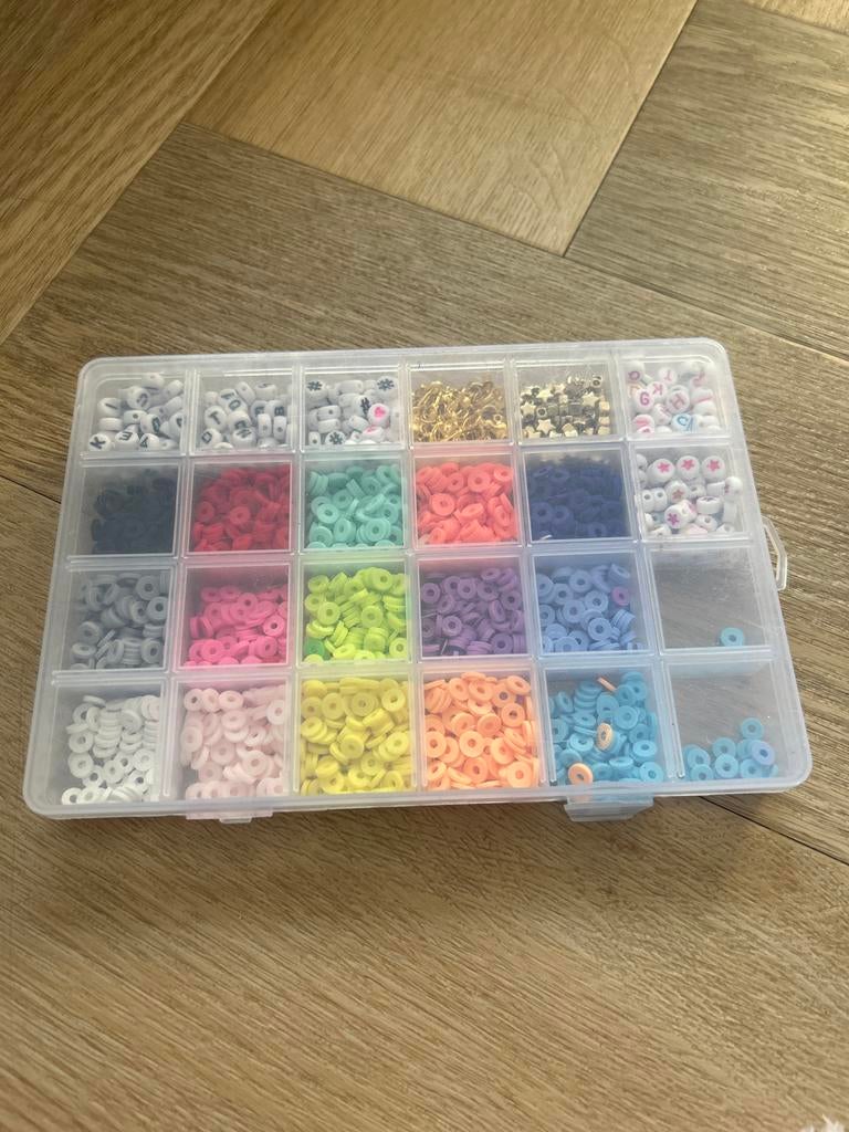 Kralenset met diverse kleuren en letterkralen, Ophalen of Verzenden, Zo goed als nieuw, Kraal