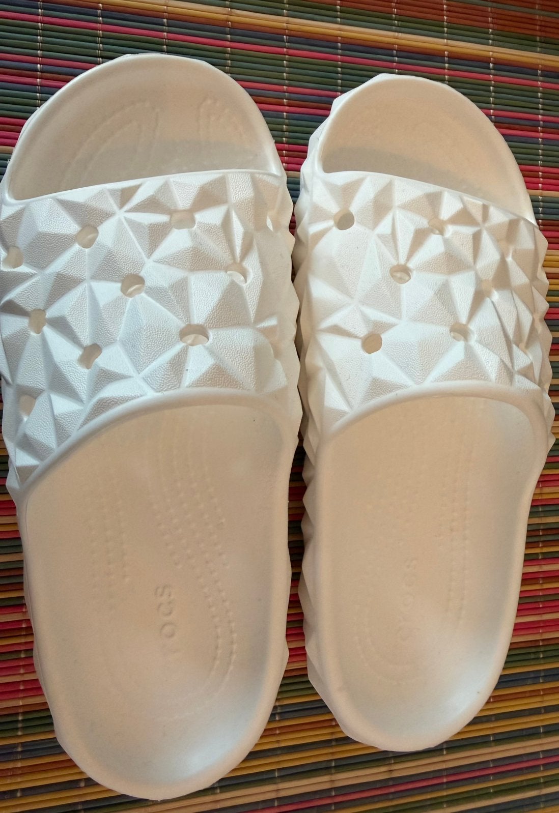 Crocs Classic Geometric Slide V2 Slip On  M5W7 maat 38-39, Slippers, Wit, Nieuw, Ophalen of Verzenden