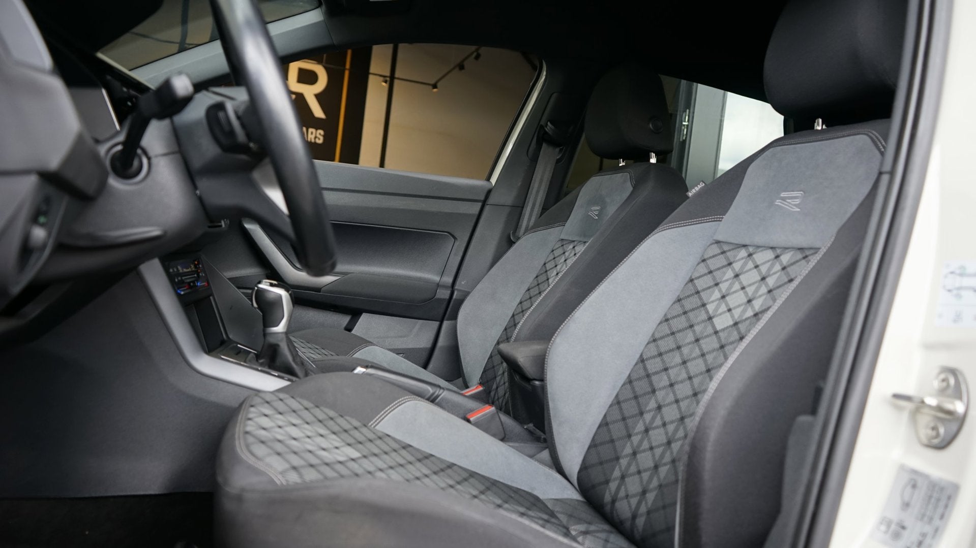 Volkswagen Polo 1.0 TSI R-Line AUTOMAAT |CAMERA|CARPLAY|CLIM, Gebruikt, Zwart, 95 pk, Alcantara