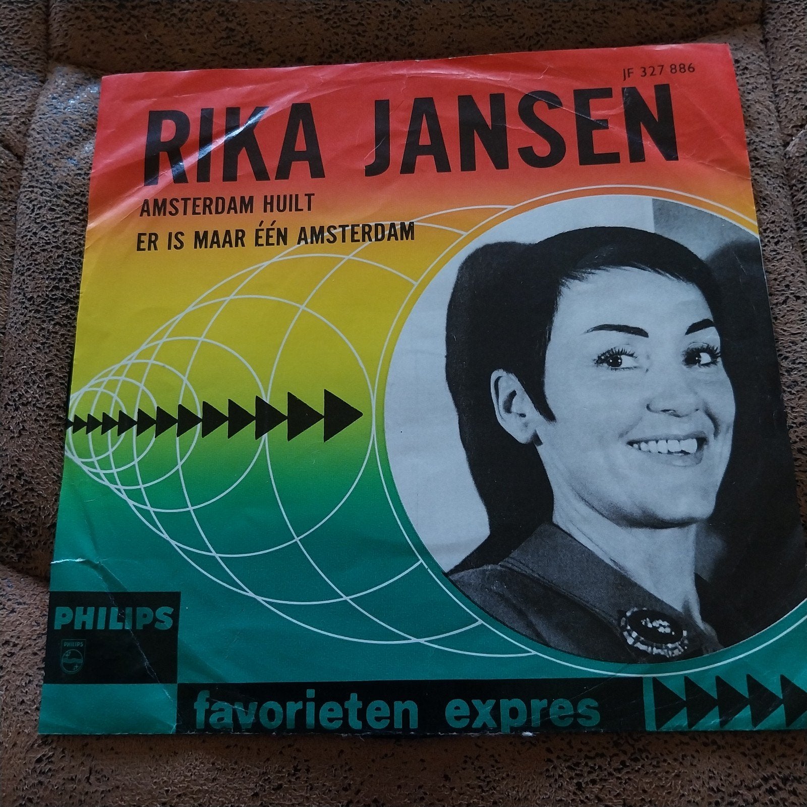 Rika Jansen - Amsterdam Huilt / Er is maar één Amsterdam, Gebruikt, Fotohoes, 7 inch, Ophalen of Verzenden