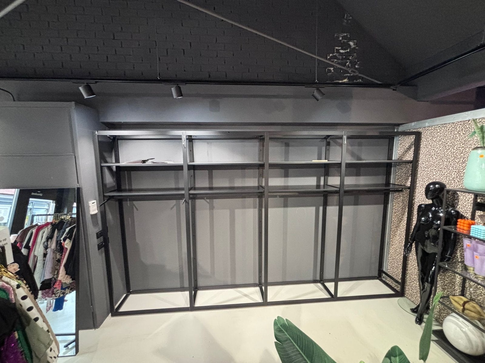 Zwart Kleding Wandrek met Los Gedeelte - Winkelinterieur, Ophalen, Gebruikt