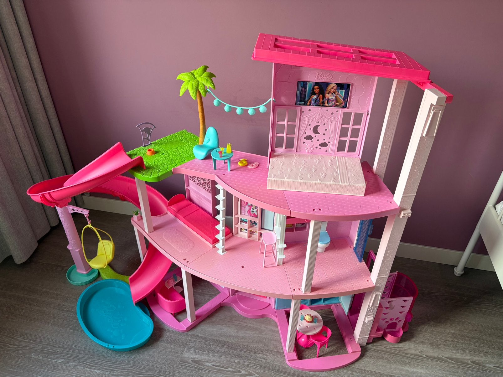 Barbie Droomhuis van Mattel, incl. asseccoires en barbies, Kinderen en Baby's, Speelgoed | Poppenhuizen, Ophalen, Zo goed als nieuw