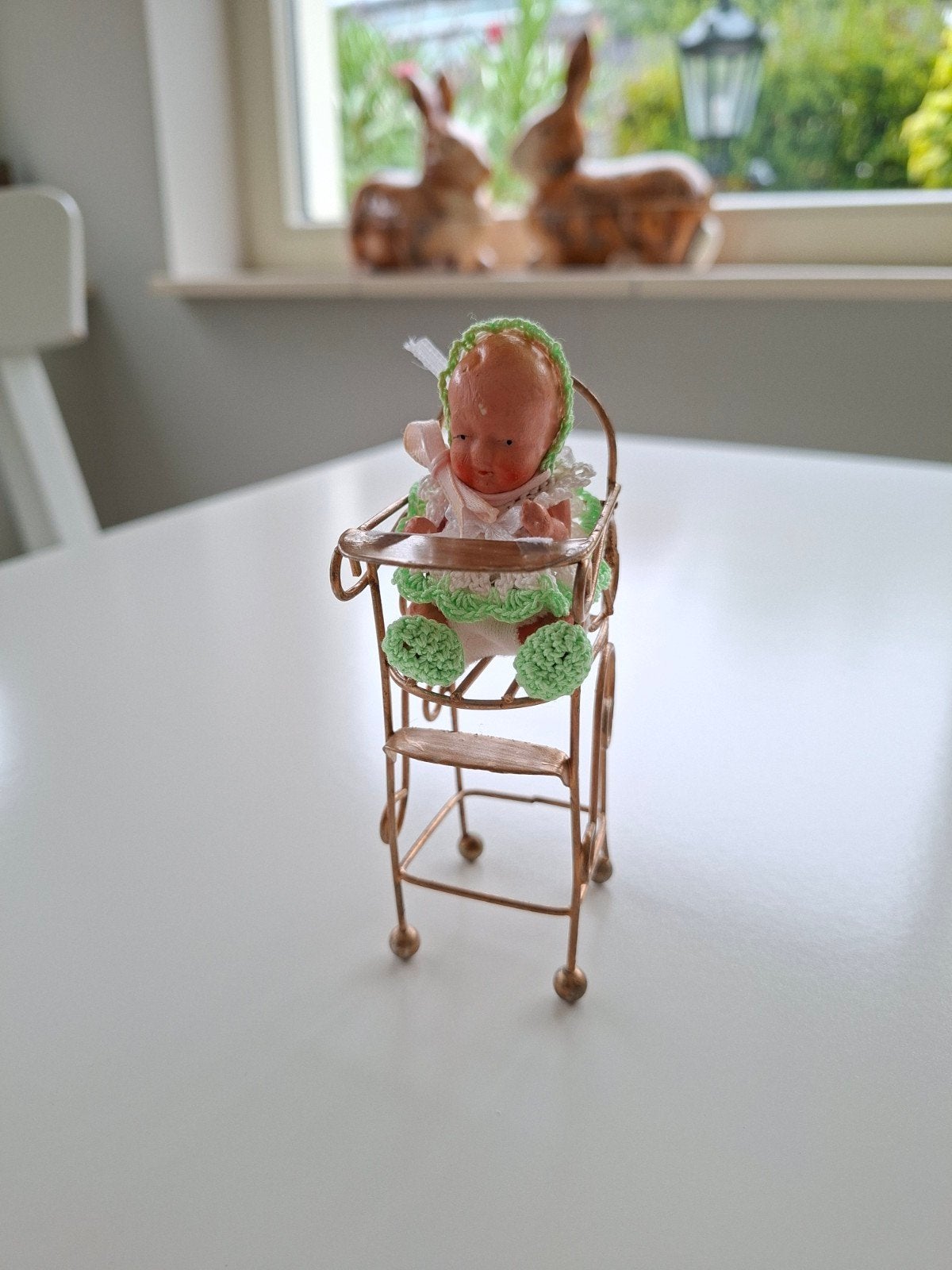 Antiek poppenhuis miniatuur: stenen popje in stoeltje, Verzamelen, Ophalen of Verzenden, Gebruikt