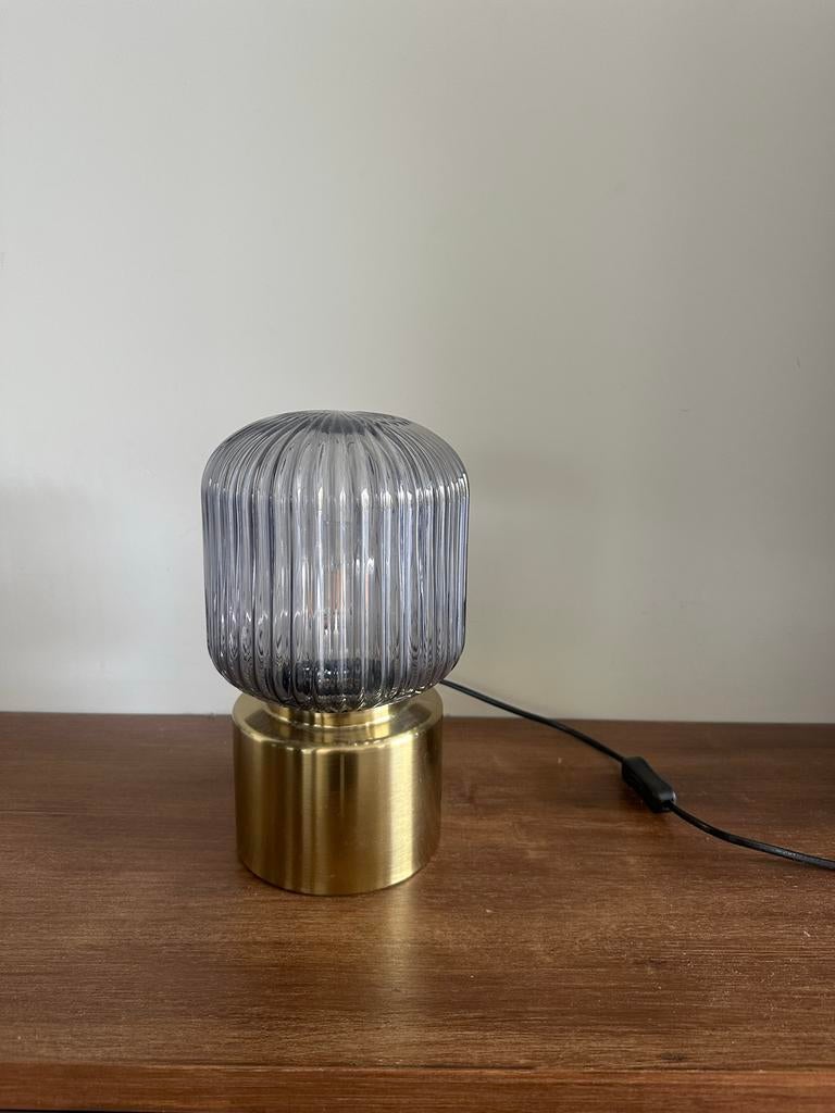Tafellamp met geribbeld glas en messing voet. Solklint, Huis en Inrichting, Lampen | Tafellampen, Ophalen, Zo goed als nieuw, Glas