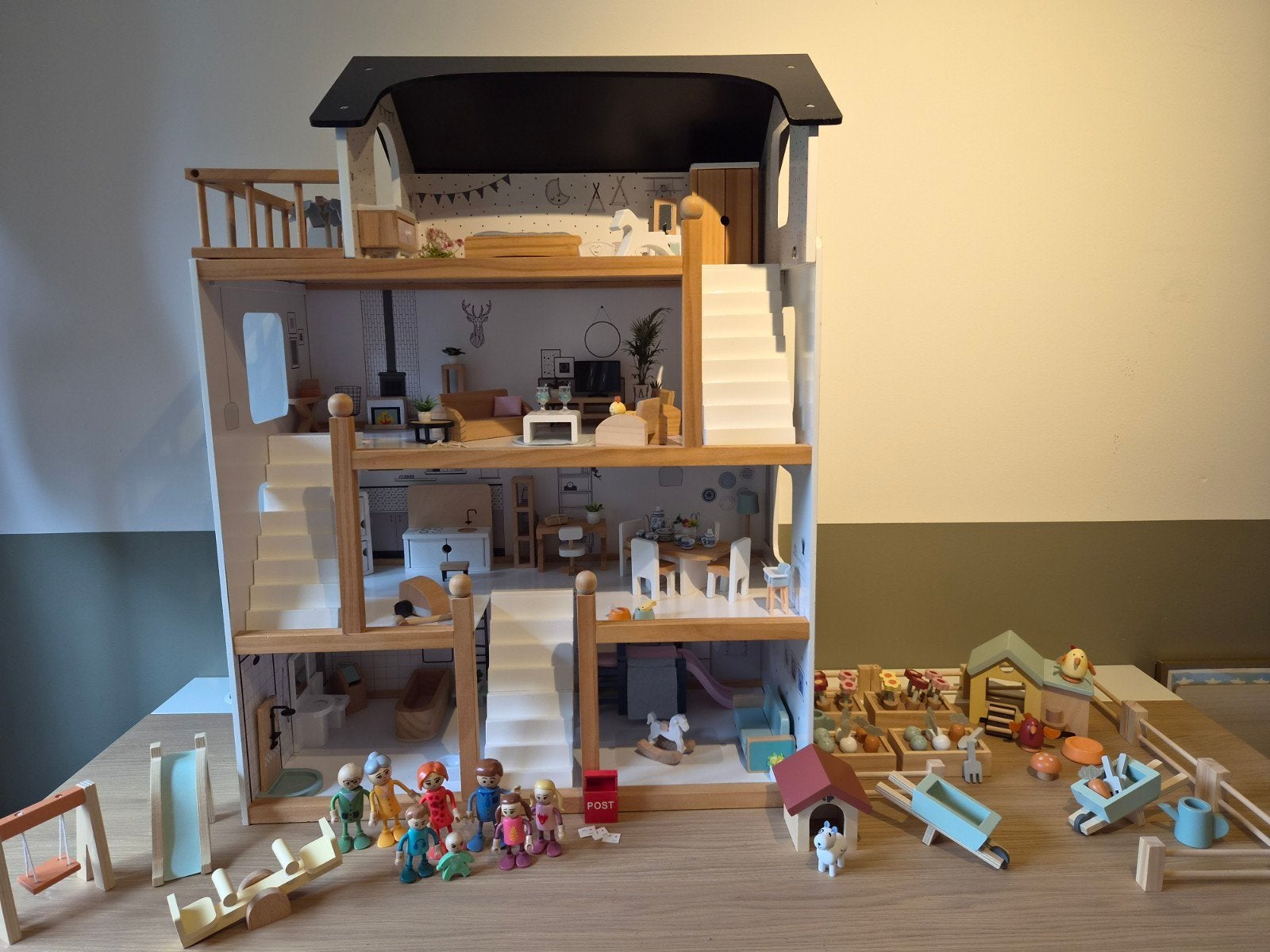 Houten Poppenhuis Petit Amelie met Meubeltjes en Poppen, Kinderen en Baby's, Ophalen of Verzenden, Gebruikt, Poppenhuis