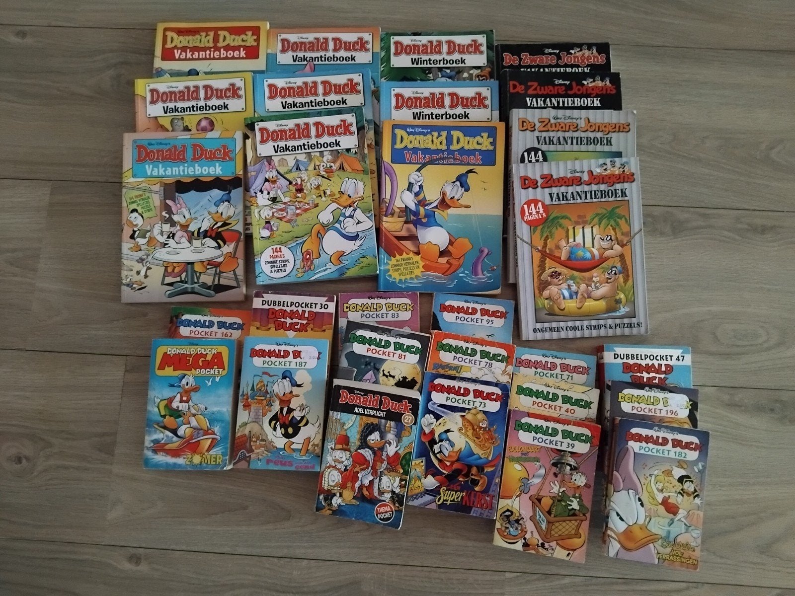29 Donald Duck pockets vakantieboek Zware jongens, Meerdere comics, Ophalen of Verzenden, Gelezen, Europa