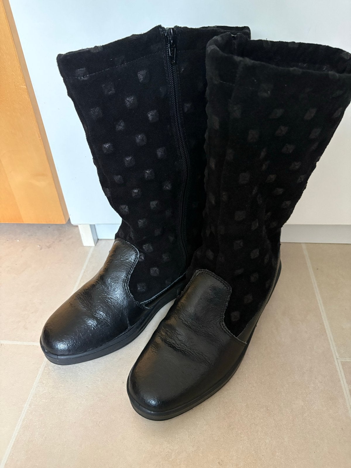 Zwarte laarzen met studs - Maat 39 - Made in Italy, Ophalen of Verzenden, Zo goed als nieuw, Zwart, Hoge laarzen