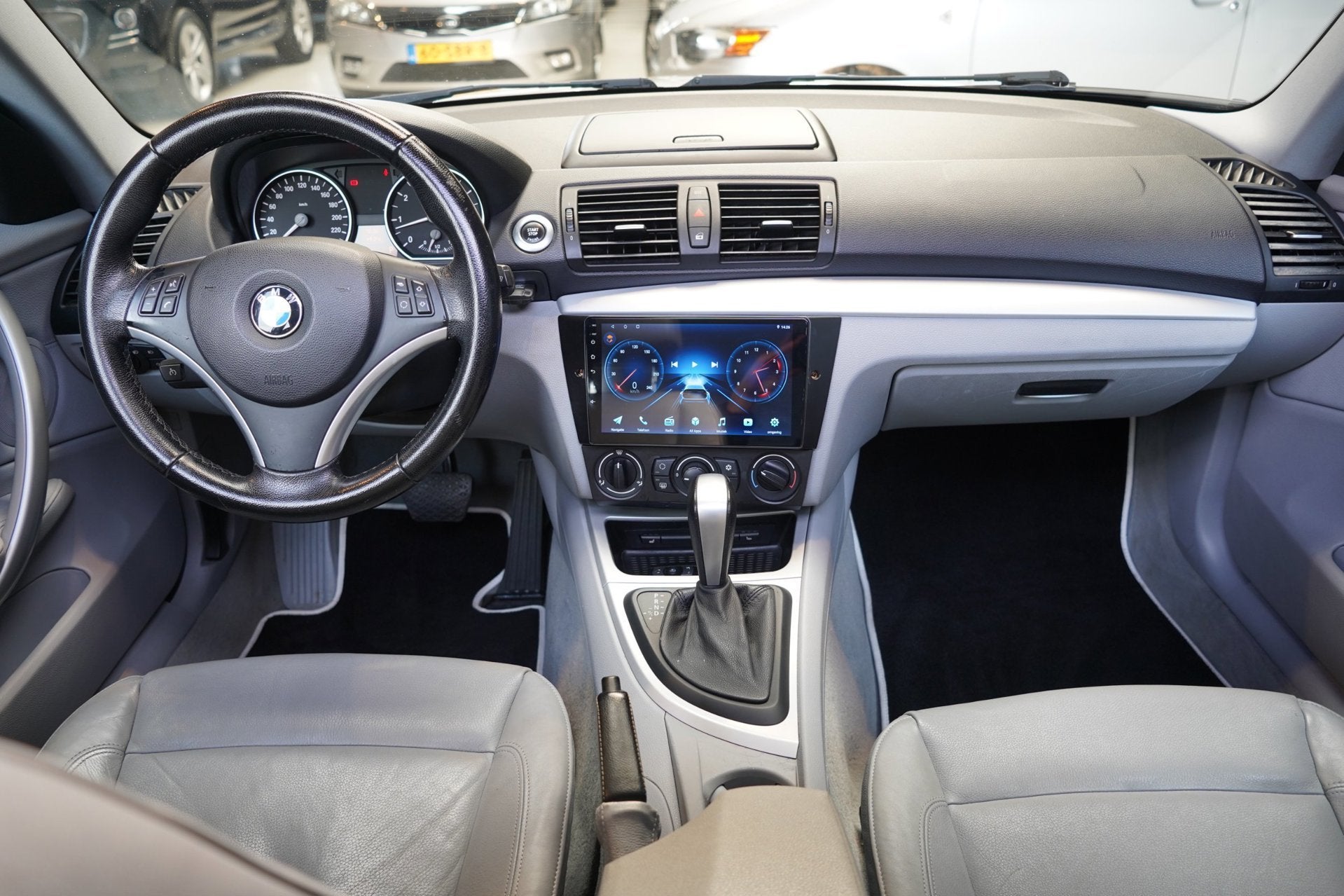 BMW 1-serie 118i Business Line | AUT | PANODAK | AIRCO | CRU, Auto's, Achterwielaandrijving, 4 stoelen, Wit, 1265 kg