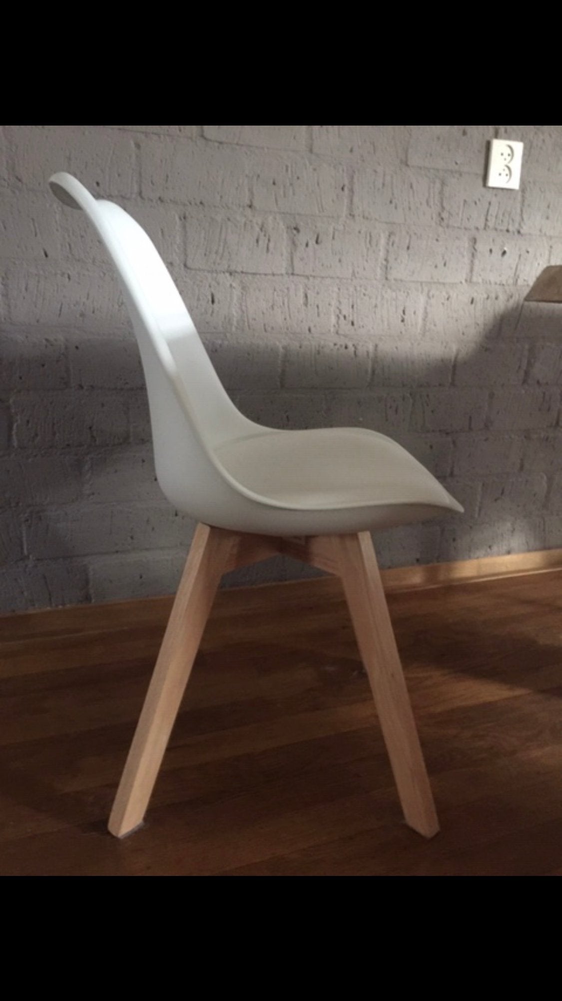 Moderne witte stoel met houten poten (Eames-stijl), Ophalen, Gebruikt, Wit, Eén