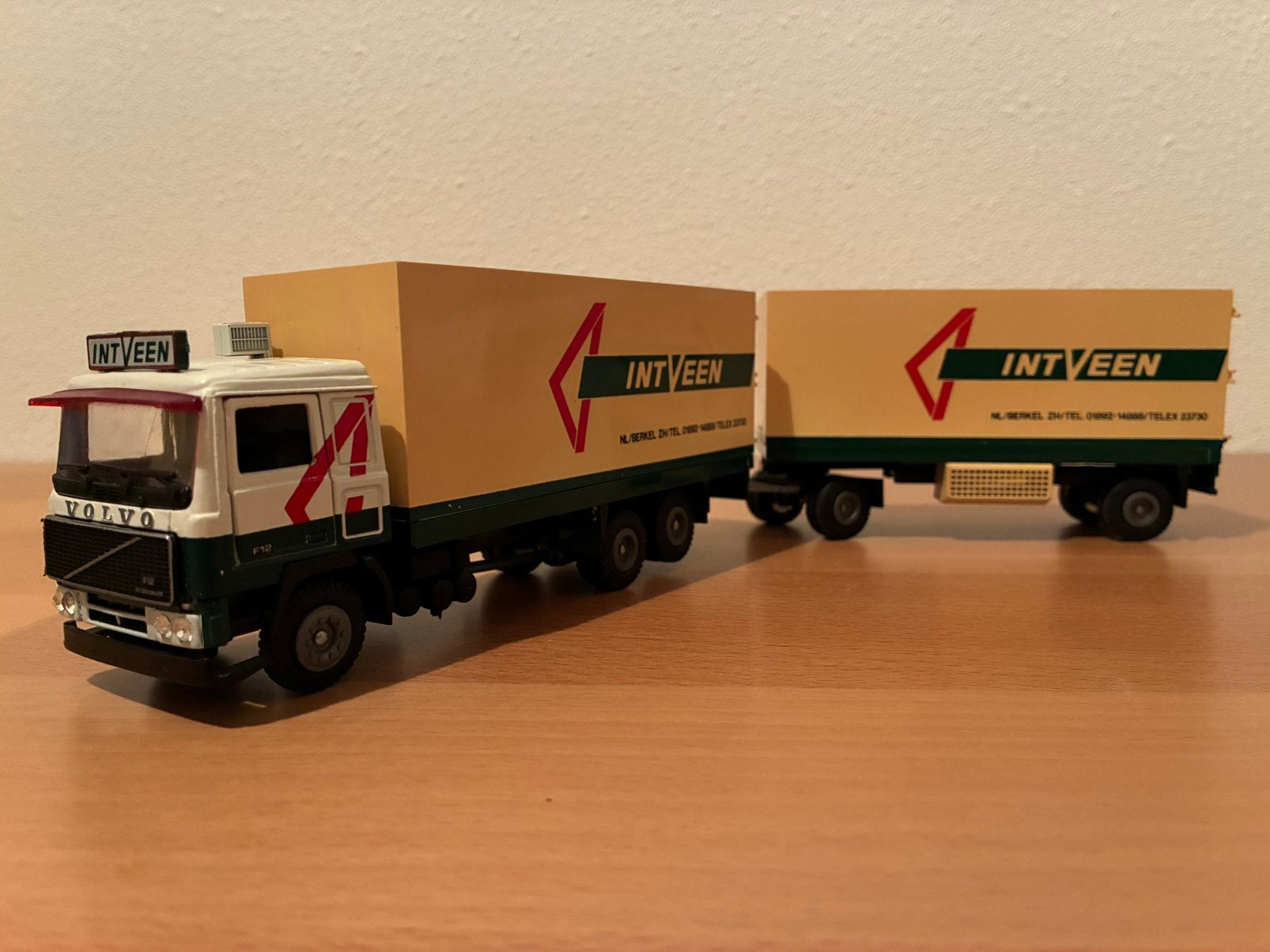 Tekno Volvo F12 met aanhanger In ‘t Veen, Hobby en Vrije tijd, Ophalen of Verzenden, Gebruikt, Bus of Vrachtwagen, Tekno