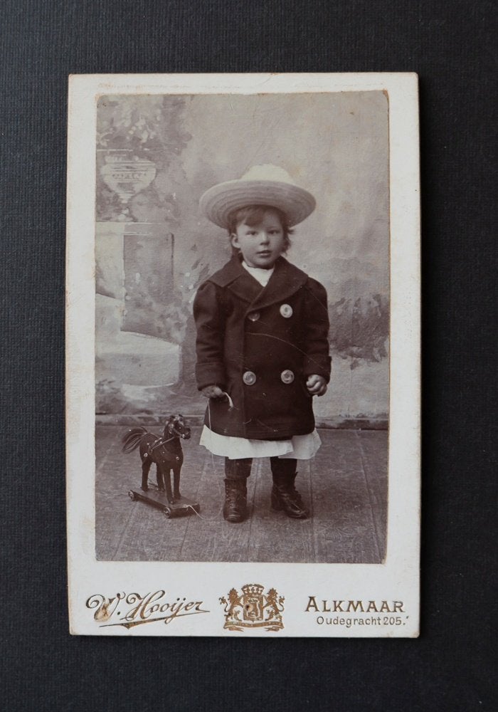Carte de Visite - Meisje met grote hoed en paardje - Alkmaar, Verzamelen, Gebruikt, Verzenden, Foto, Voor 1940
