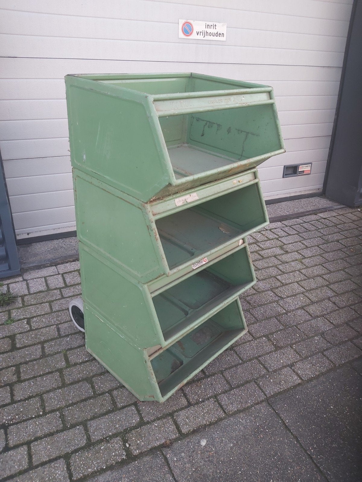 4 grote ijzeren stapel bakken in zeer goede staat, Ophalen of Verzenden