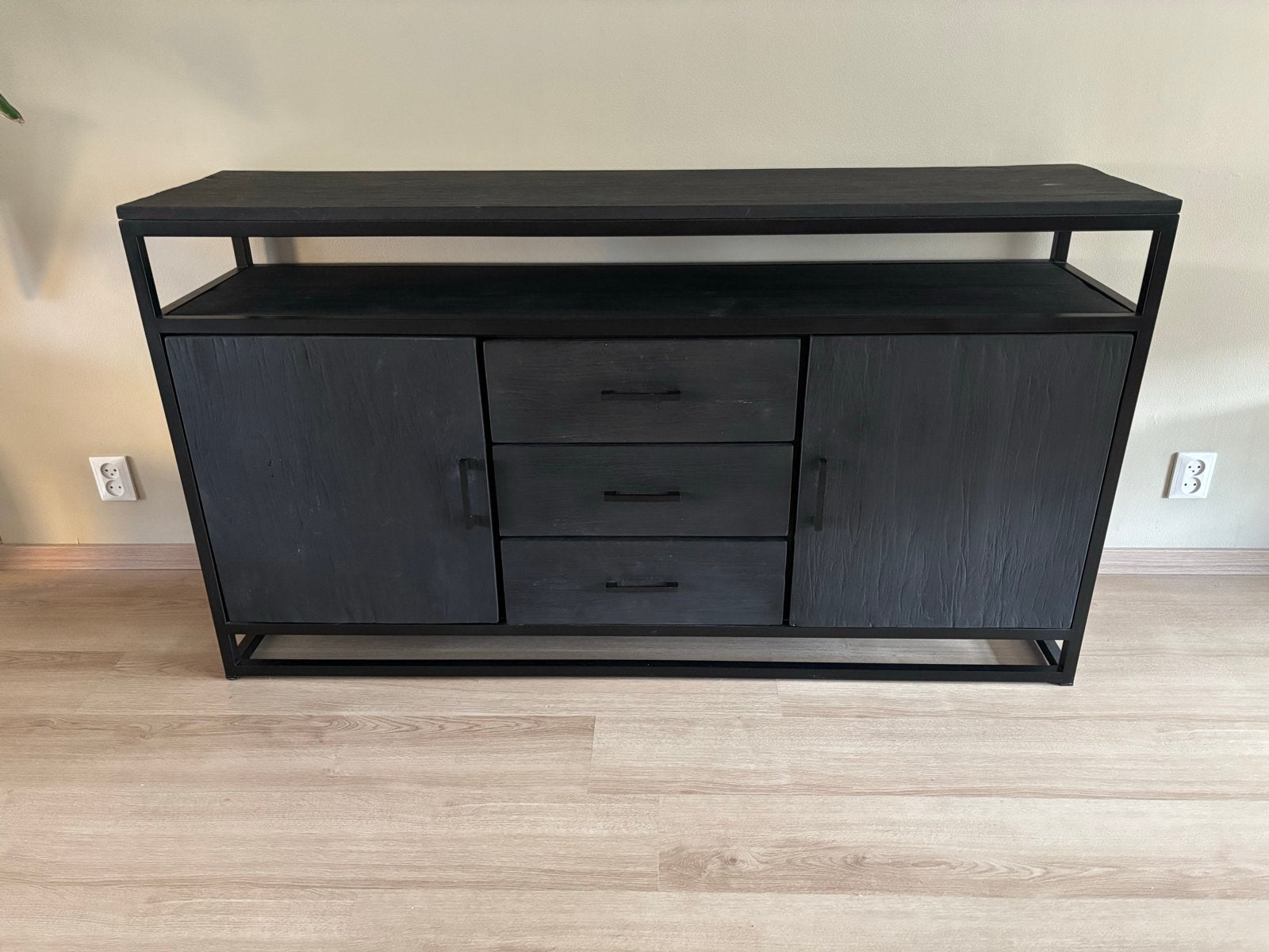 Zwart houten dressoir met stalen frame (160x40x88 cm), Ophalen, 150 tot 200 cm, Zo goed als nieuw, Met lade(s)