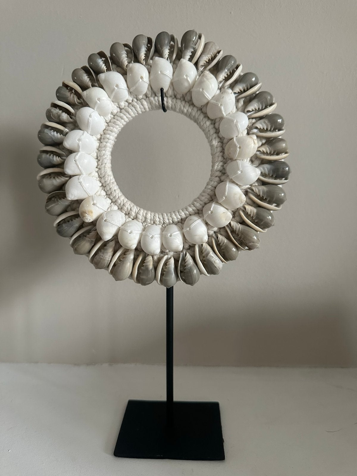 Prachtige handgemaakte schelpenring op voet uit Bali, Huis en Inrichting, Meerkleurig, Boho, Nieuw, Ophalen of Verzenden