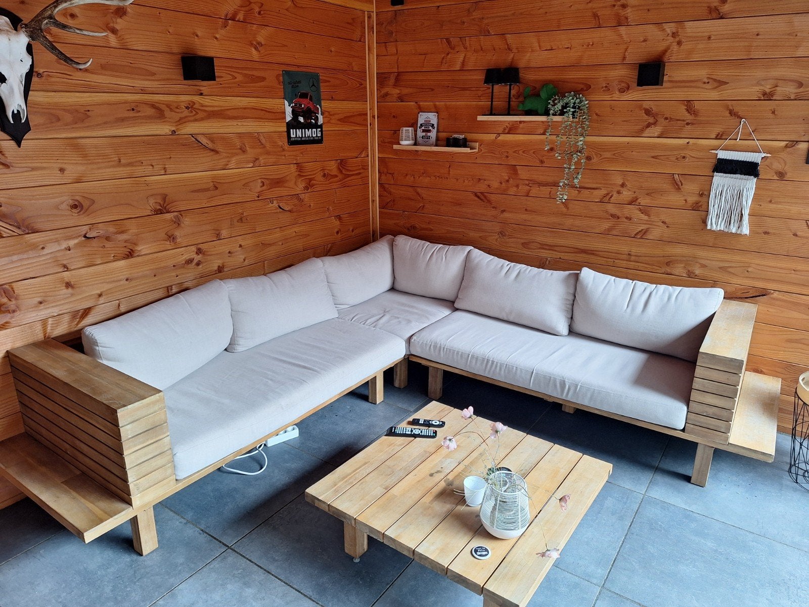 GRATIS OPHALEN: Gebruikte loungeset hout met witte kussens, Ophalen, Hout, Gebruikt, 100 tot 125 cm