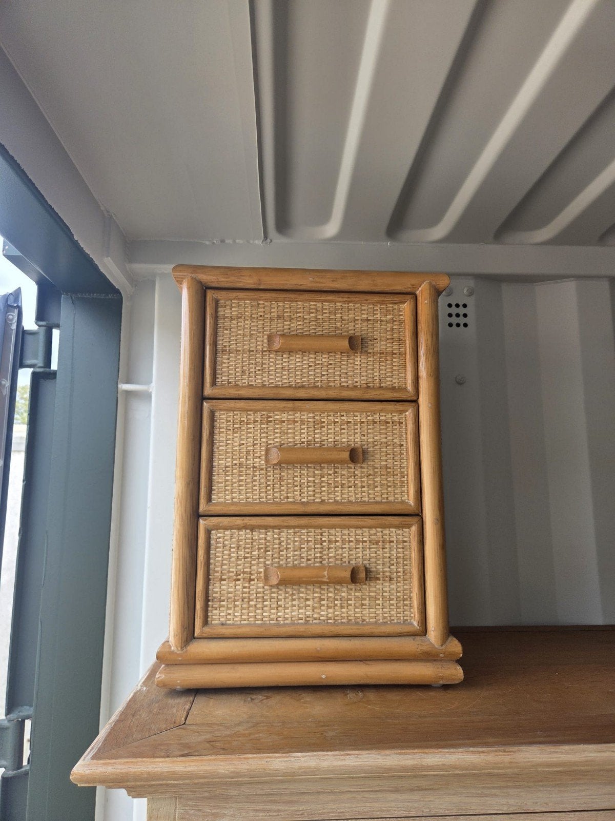 Leuk rotan nachtkastje met 3 lades, Overige materialen, Gebruikt, Minder dan 45 cm, Ophalen of Verzenden