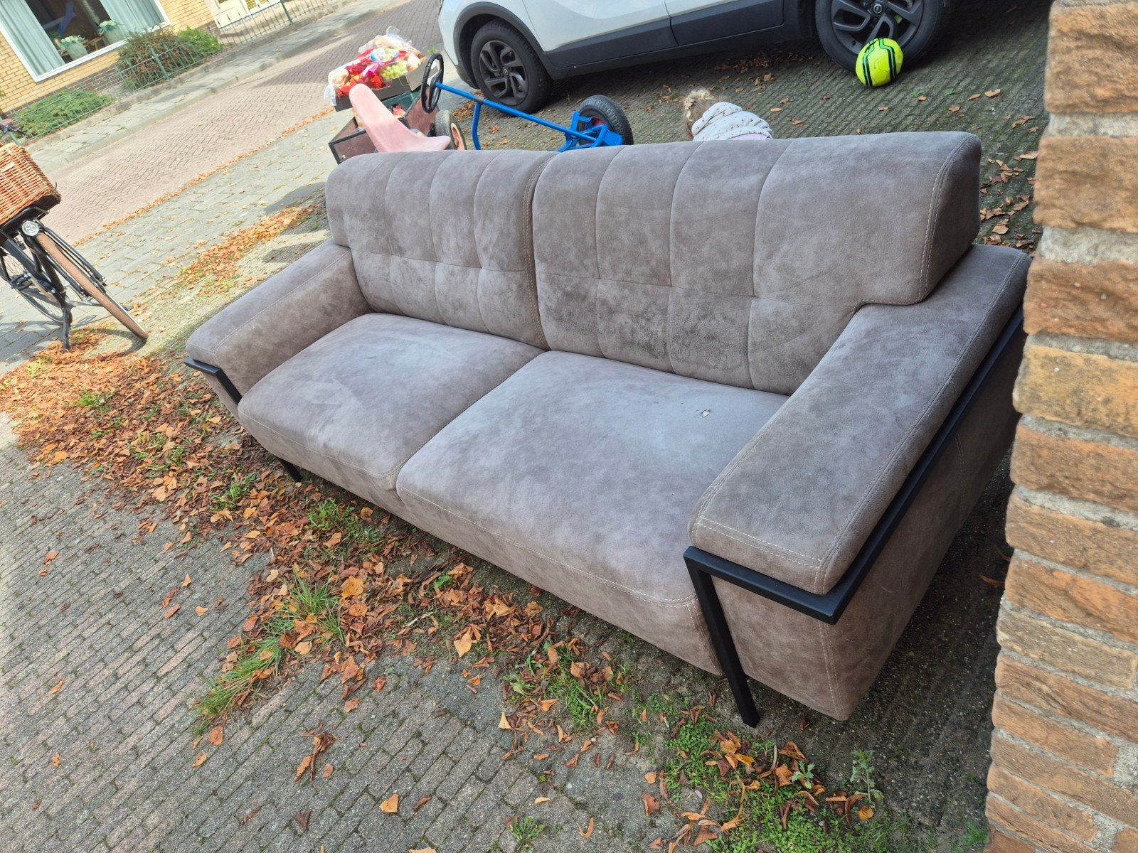 Gratis Af te Halen: Comfortabele Bank met Kleine Gebreken, Huis en Inrichting, Ophalen, Gebruikt, Driepersoons, 75 tot 100 cm