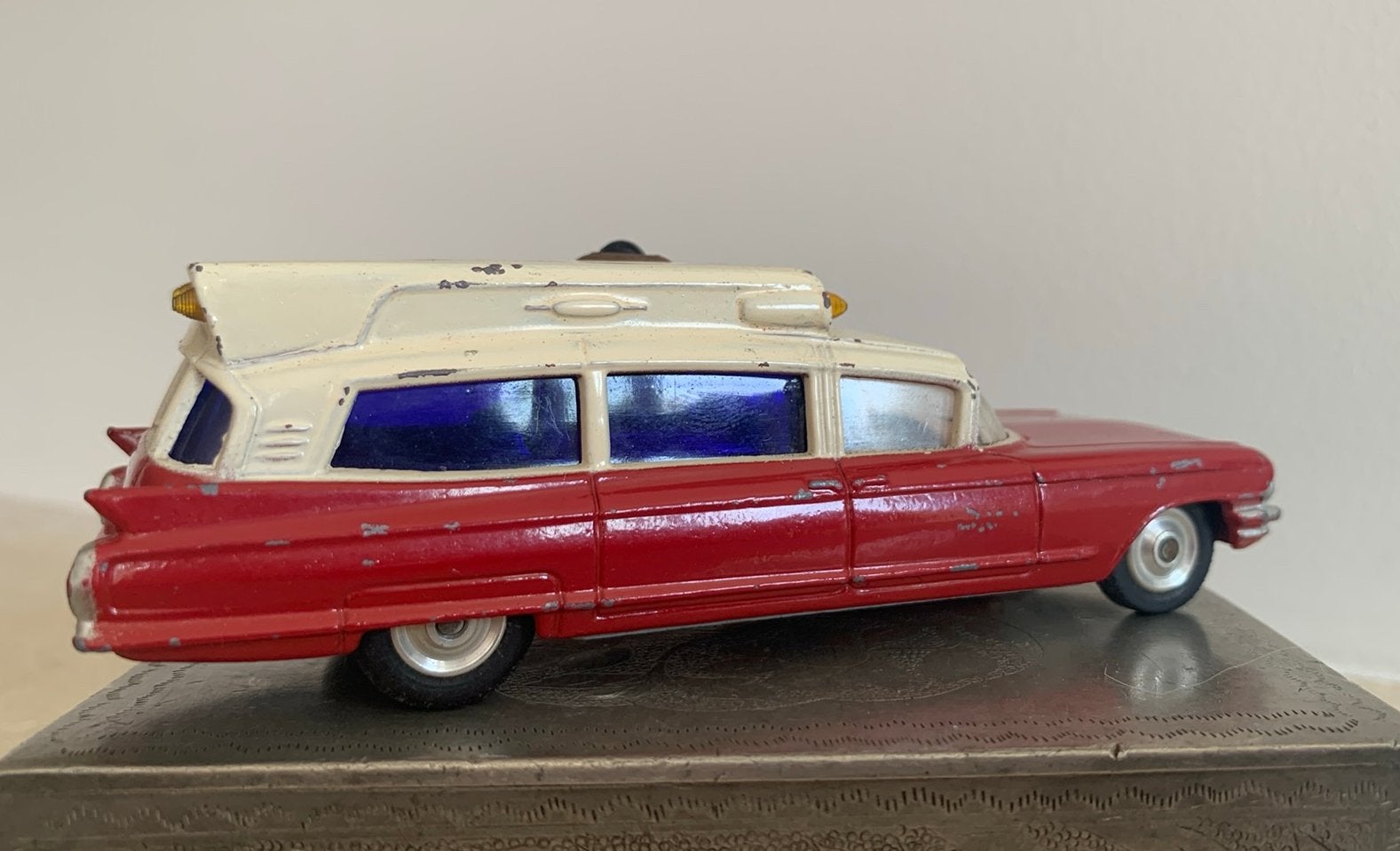 Corgi Toys Superior Ambulance op Cadillac Chassis, Hobby en Vrije tijd, Modelauto's | 1:43, Ophalen of Verzenden, Gebruikt