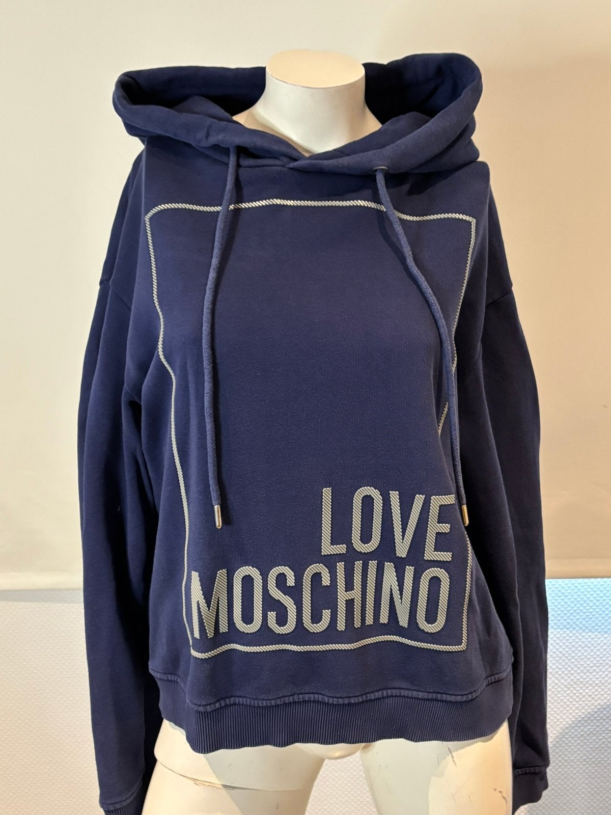 Love moschino hoodie maat it 44 nl 40, Ophalen of Verzenden, Zo goed als nieuw, Maat 38/40 (M), Blauw