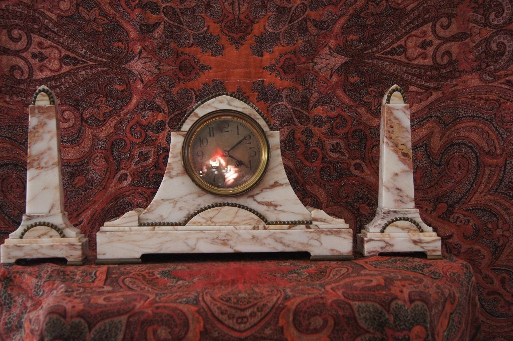 Marmeren klokstel met obelisk pilaren, Ophalen of Verzenden