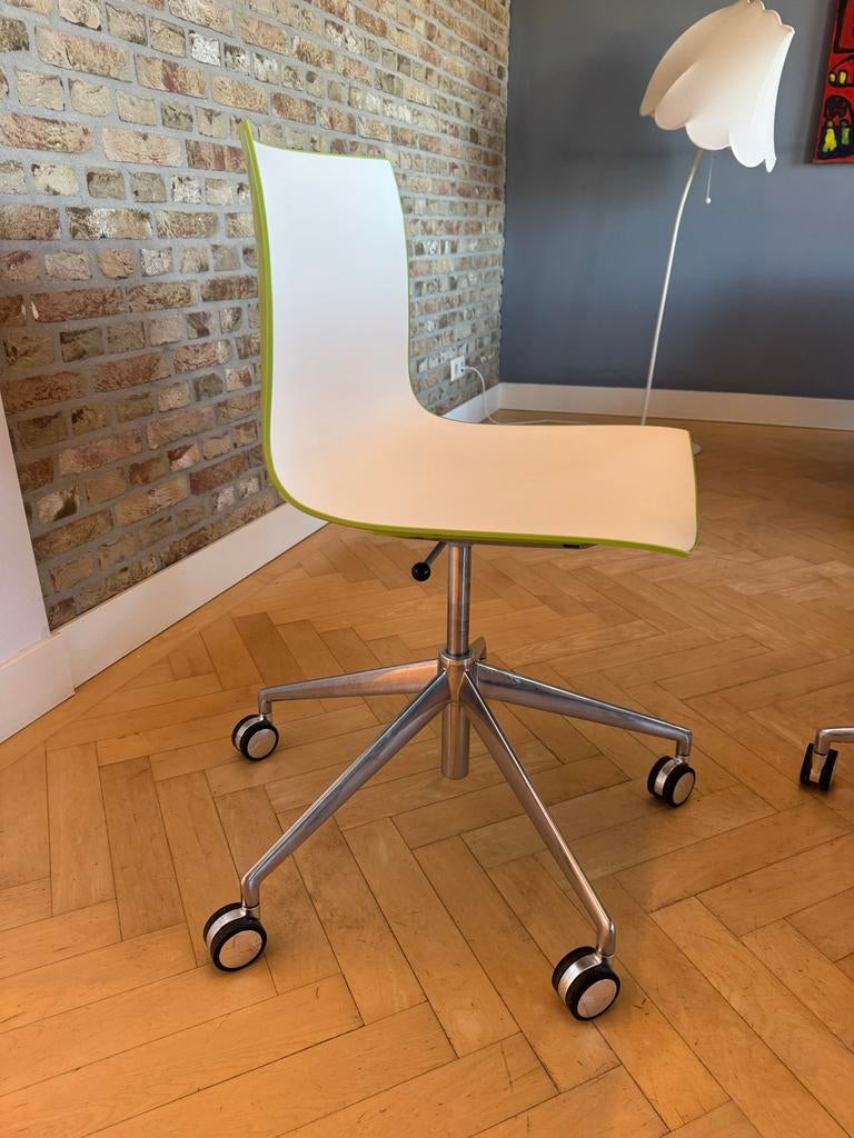 Arper Catifa 46 design bureaustoelen – wit/groen – op wielen, Ophalen, Kunststof, Overige kleuren, Arper