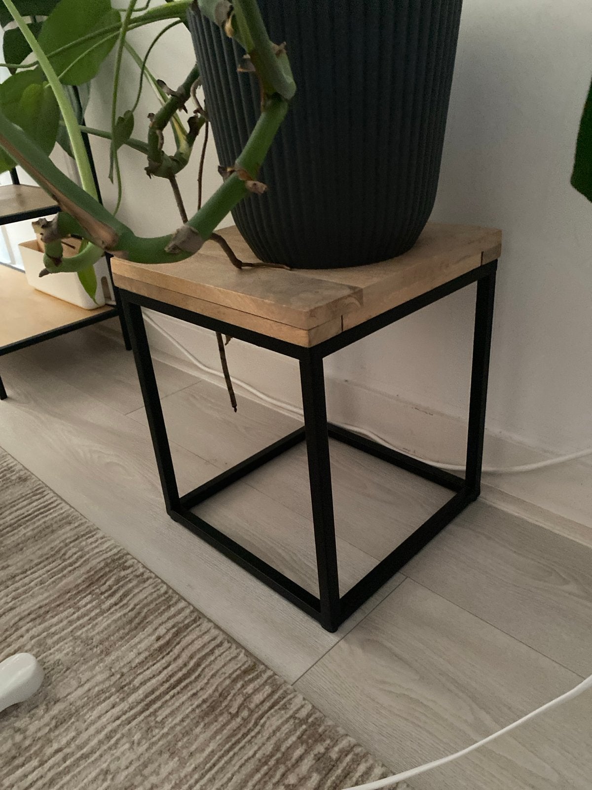 Stijlvolle bijzettafel met houten blad en metalen frame, Ophalen, Vierkant, Minder dan 50 cm, Zo goed als nieuw