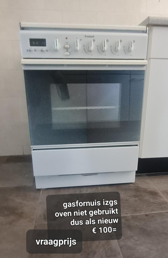 Gasfornuis.  Indesit, Ophalen, 60 cm of meer, 4 kookzones, Zo goed als nieuw