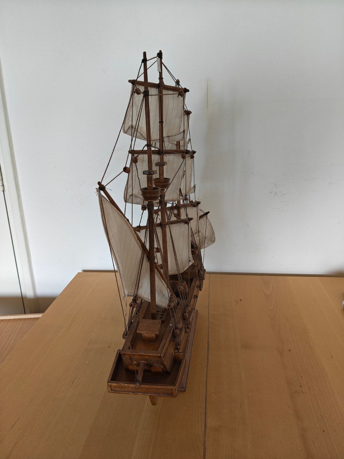 Gedetailleerd houten scheepsmodel met zeilen, Hobby en Vrije tijd, Modelbouw | Boten en Schepen, Ophalen of Verzenden, Gebruikt