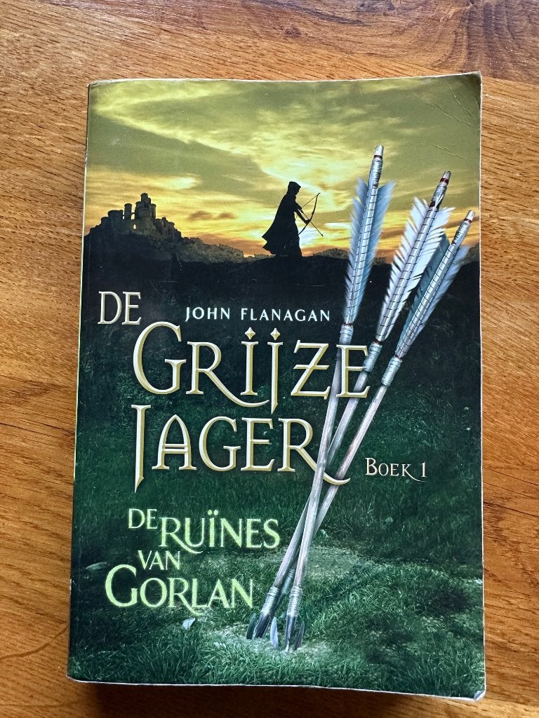 De Grijze Jager Boek 1: De Ruïnes van Gorlan - John Flanagan, Ophalen of Verzenden, Gelezen, John Flanagan