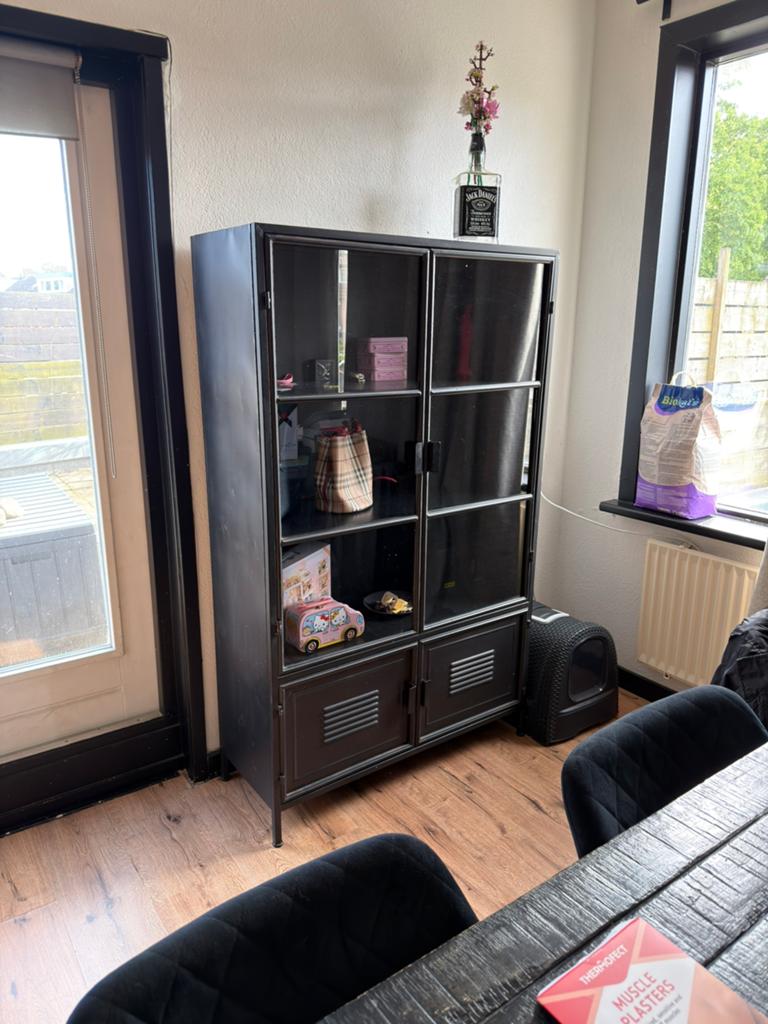 Vitrinekast, Metaal, 25 tot 50 cm, Gebruikt, Met deur(en)