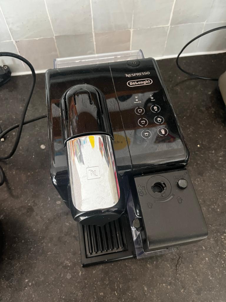 Nespresso machine met melkschuimer - Zo goed als nieuw, Witgoed en Apparatuur, Koffiezetapparaten, Ophalen, Koffiemachine, Zo goed als nieuw