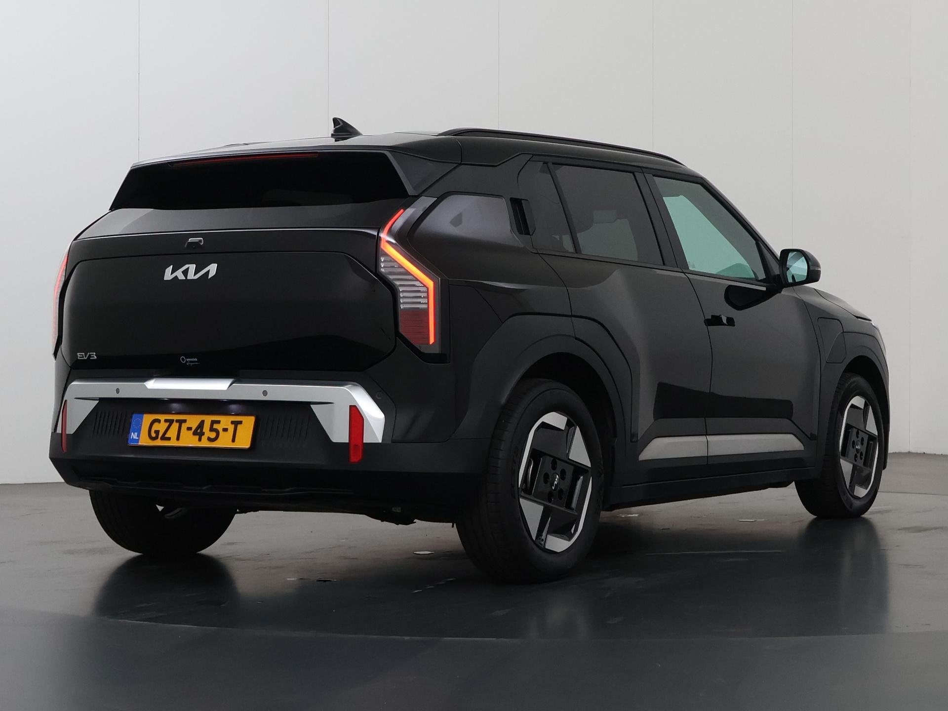 Kia EV3 Plus 58.3 kWh | Camera | DAB | Apple CarPlay/Android, Auto's, Stof, Gebruikt, 1700 kg, Zwart
