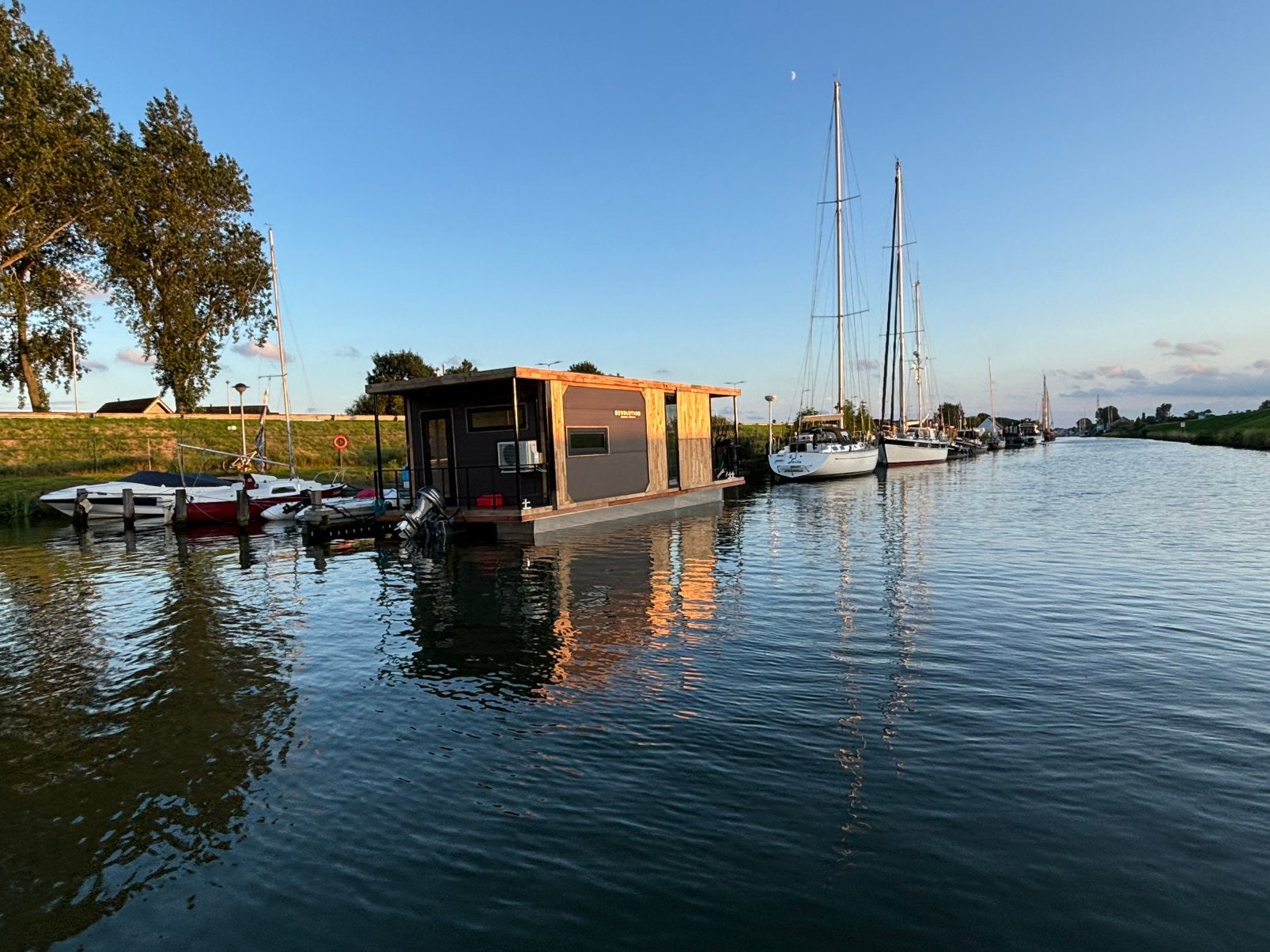 Luxe Houseboat 11.10m x 4.10m incl. ligplaats en motor, Watersport en Boten, Motorboten en Motorjachten, Buitenboordmotor, Boegschroef