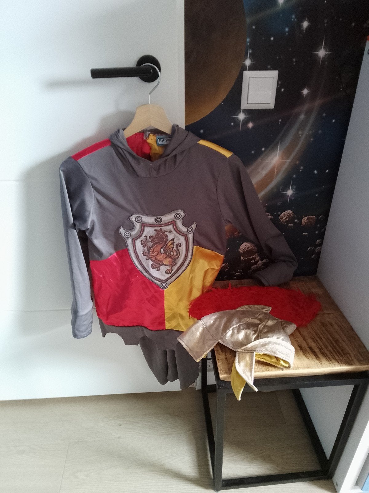 Ridderpak met helm en cape - rood goud - Maat 140, Ophalen of Verzenden, Gebruikt, 134 t/m 140, Jongen of Meisje