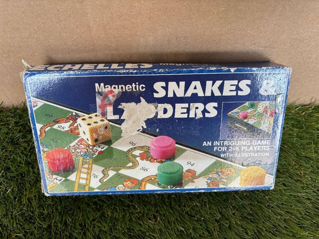 Vintage Snakes and Ladders reisspel in uitvouwbare koffer, Een of twee spelers, Ophalen of Verzenden, Zo goed als nieuw, Reisspel