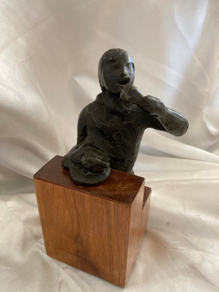 Bronzen sculptuur Judith Braun, man aan de maaltijd, Minder dan 20 cm, Ophalen of Verzenden, Brons, Op sokkel