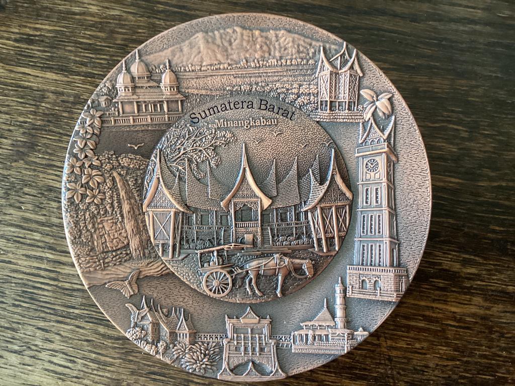 Sumatra wandbordje // brons relief diam. 13.5 cm, Antiek en Kunst, Ophalen of Verzenden