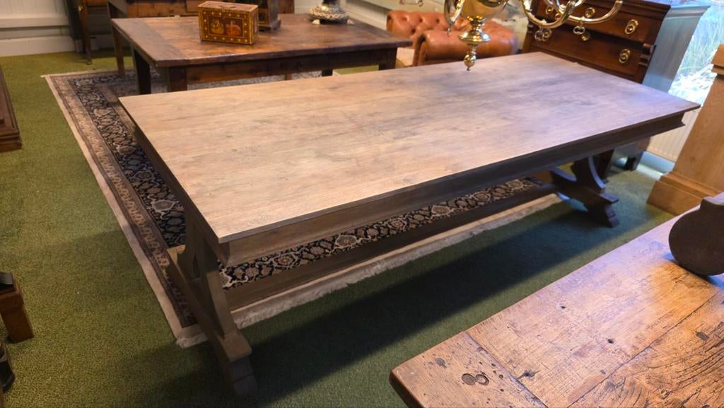 40 Antieke Eetkamertafels: tot 3 meter € 200, Ophalen
