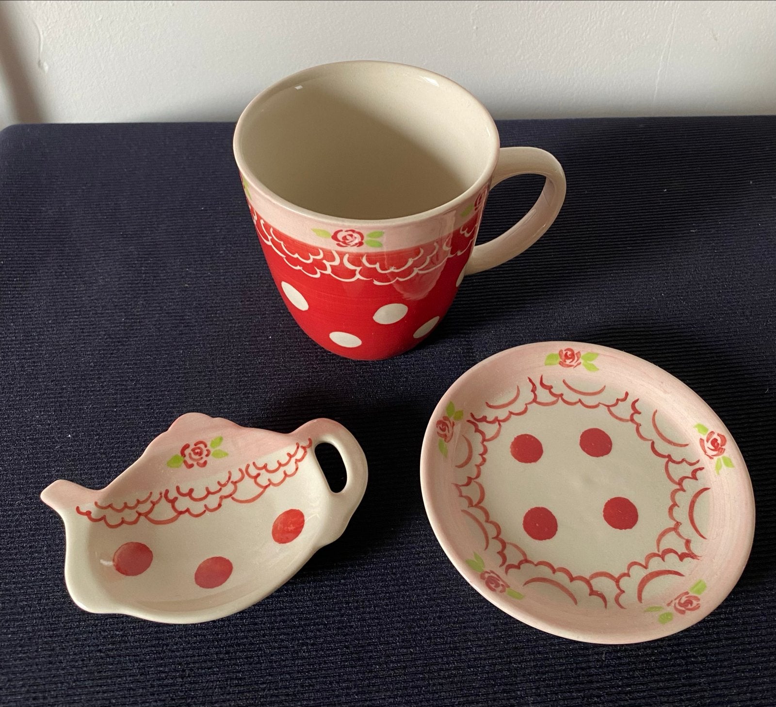 Froukjes Servies: mok + schoteltje + theetipje., Huis en Inrichting, Keuken | Servies, Keramiek, Ophalen of Verzenden, Zo goed als nieuw