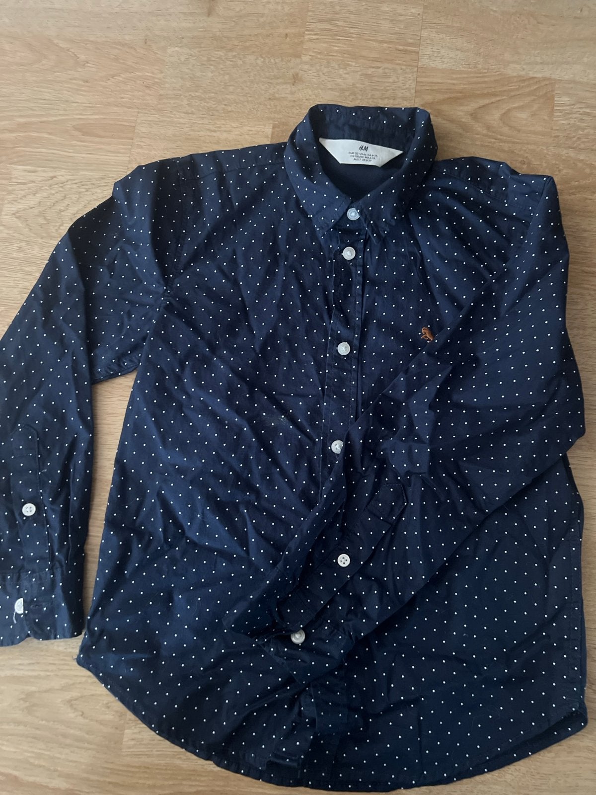 H&M Jongens Blouse Donkerblauw met Witte Stippen Maat 122, Ophalen of Verzenden, Gebruikt, Jongen, Overhemd of Blouse